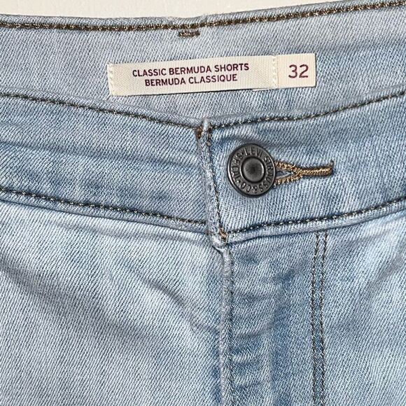 Levi’s Womens Classic High Rise Bermuda Shorts Faded blue Wash Sz 32 W - Picture 3 of 5
